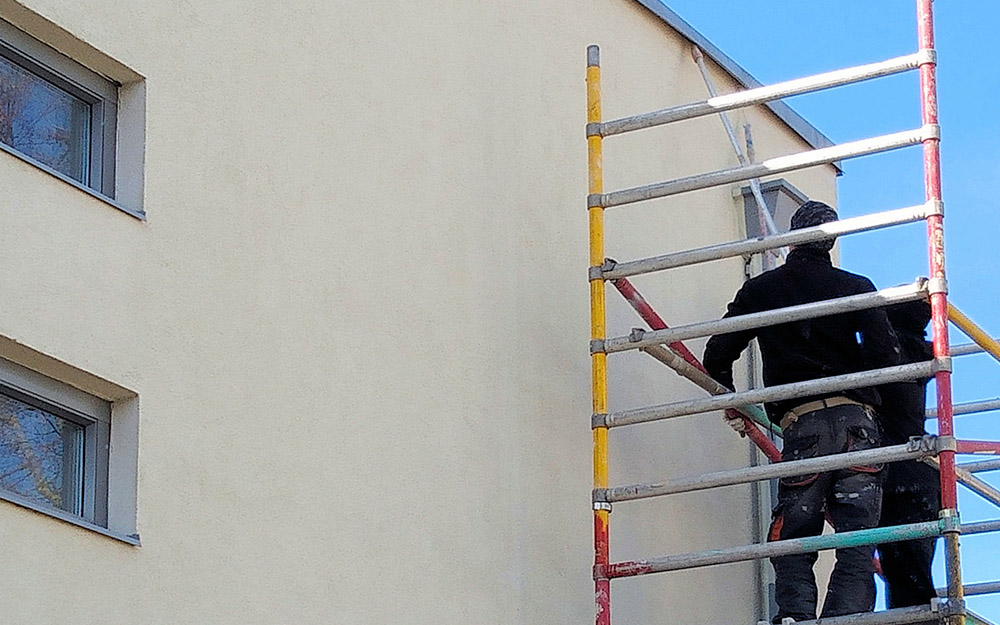 AM Raumbau Berlin GmbH Verputzen einer Hausfassade