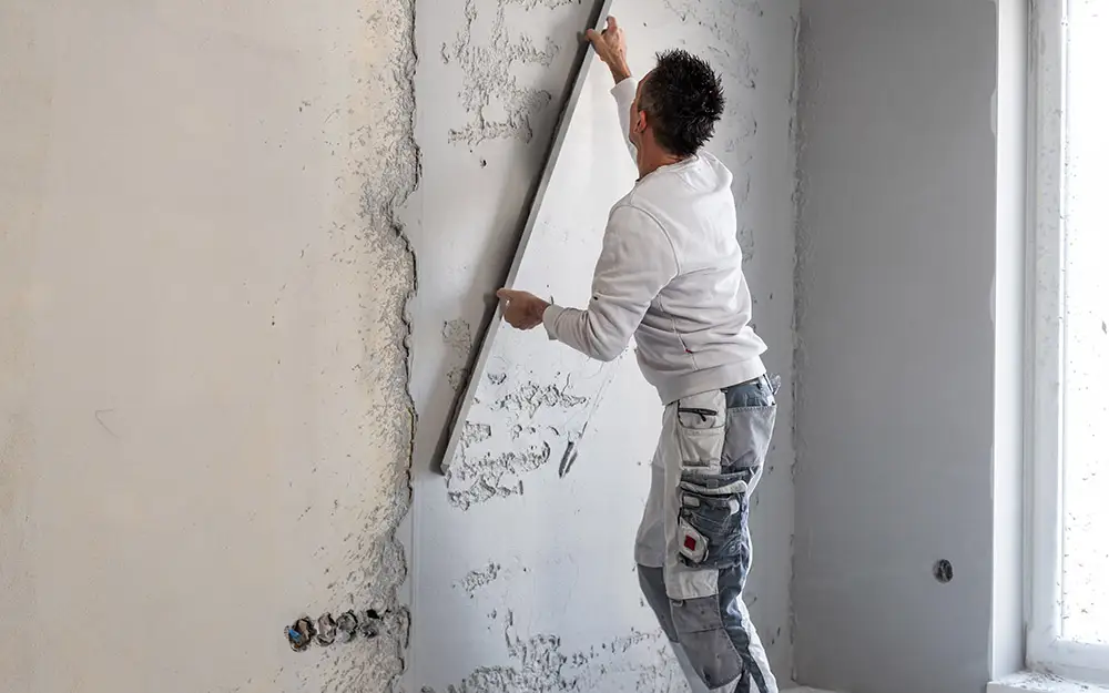 AM Raumbau Berlin GmbH Ein Arbeiter beim Verputzen