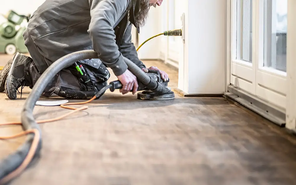 AM Raumbau Berlin GmbH Ein Arbeiter bei der Bodenaufbereitung