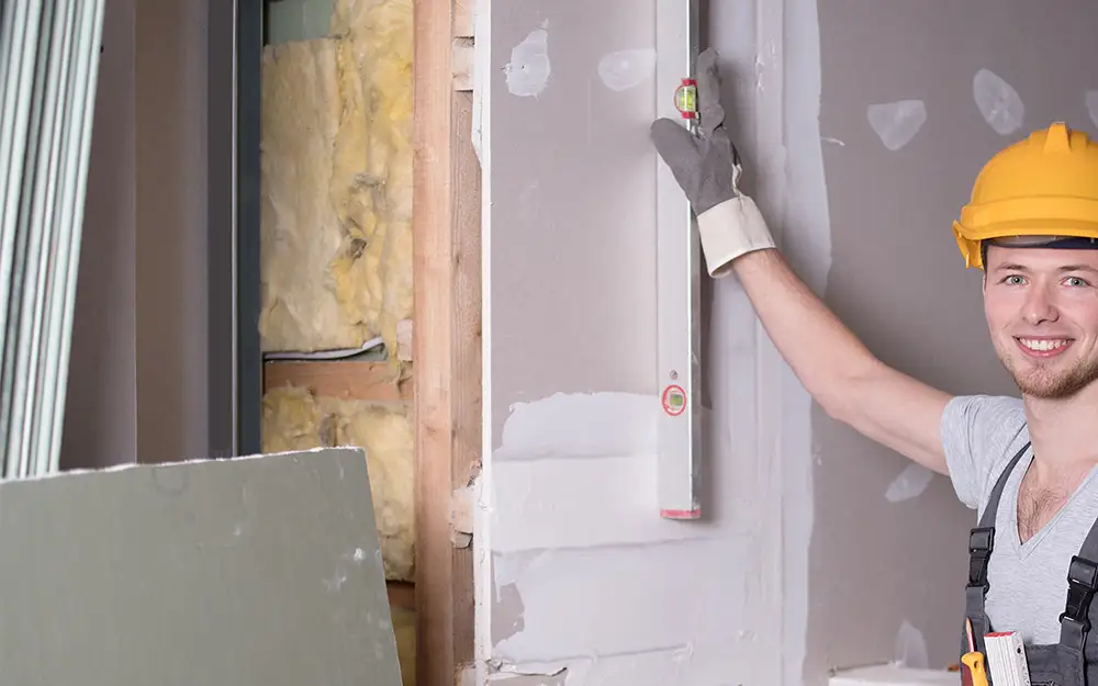 AM Raumbau Berlin GmbH Ein Arbeiter beim Trockenbau