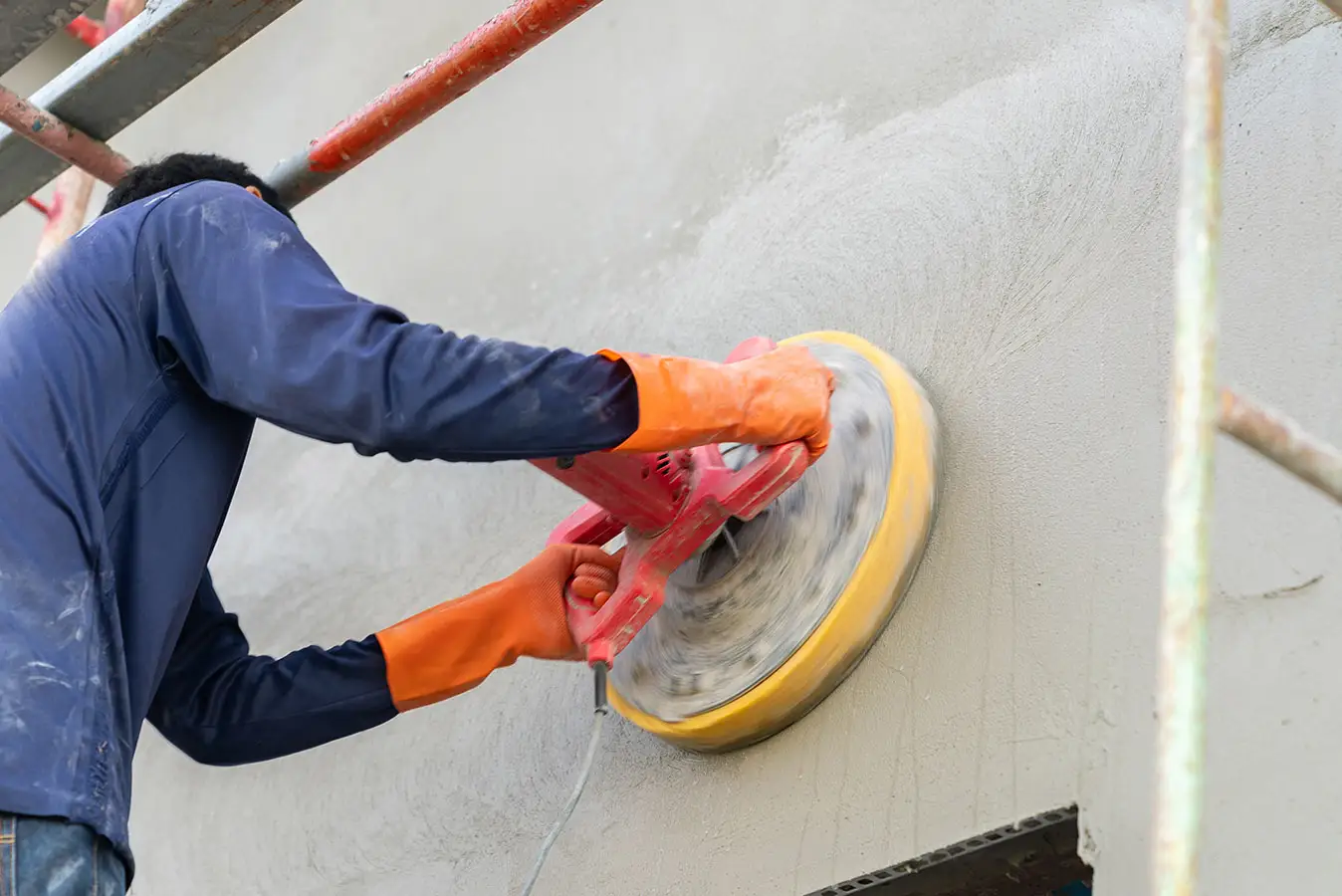 AM Raumbau Berlin GmbH Eine Außenwand wird verputzt